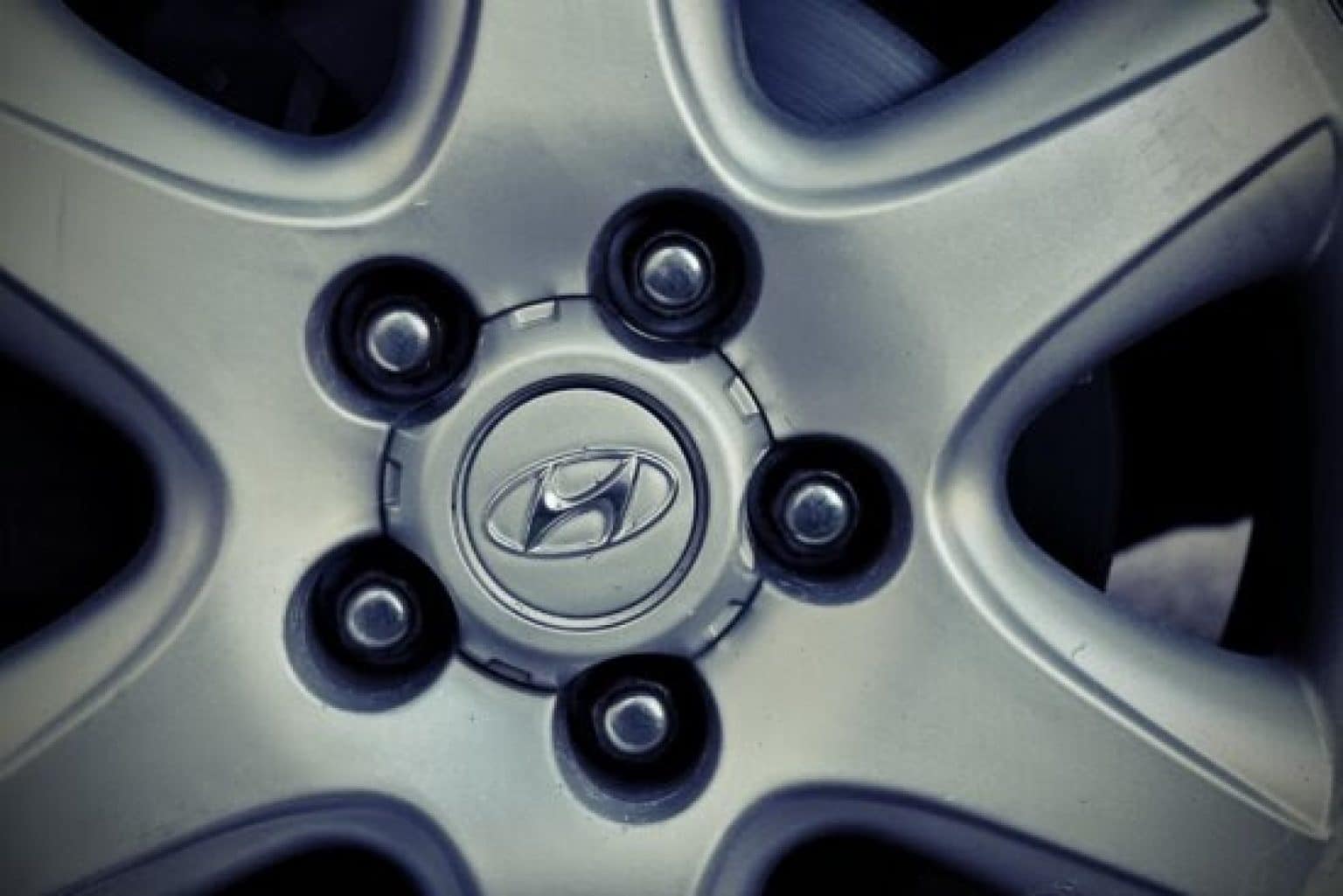 How to Remove A Stubborn Stripped Lug Nut (Full Beginner’s Guide